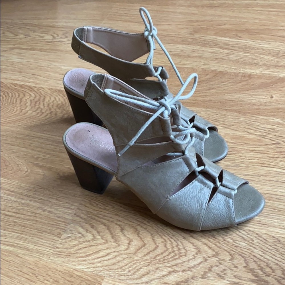 Sandals  with a strong tie up
